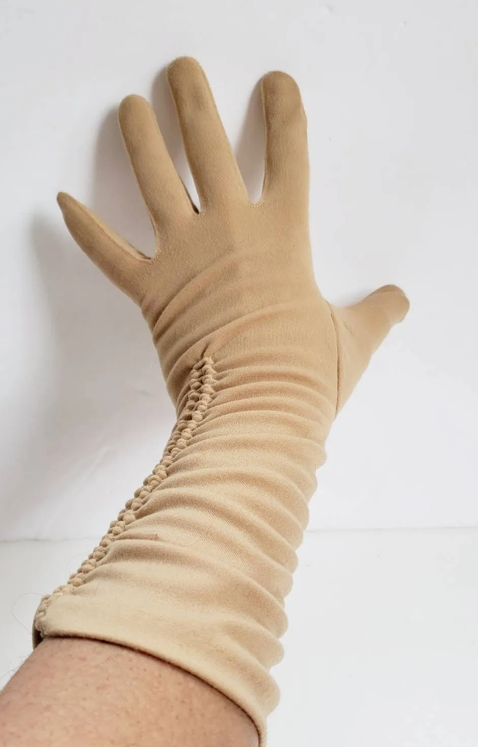 1950s Beige Gloves Ruched Elastic Design / 50s Three Quarters Length Day Gloves Light Tan / Jacqui