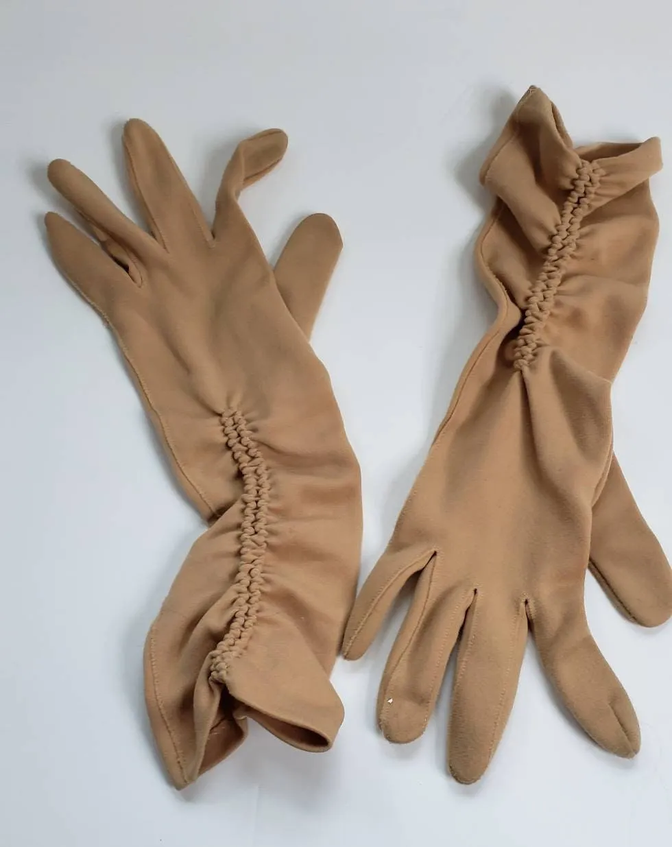 1950s Beige Gloves Ruched Elastic Design / 50s Three Quarters Length Day Gloves Light Tan / Jacqui