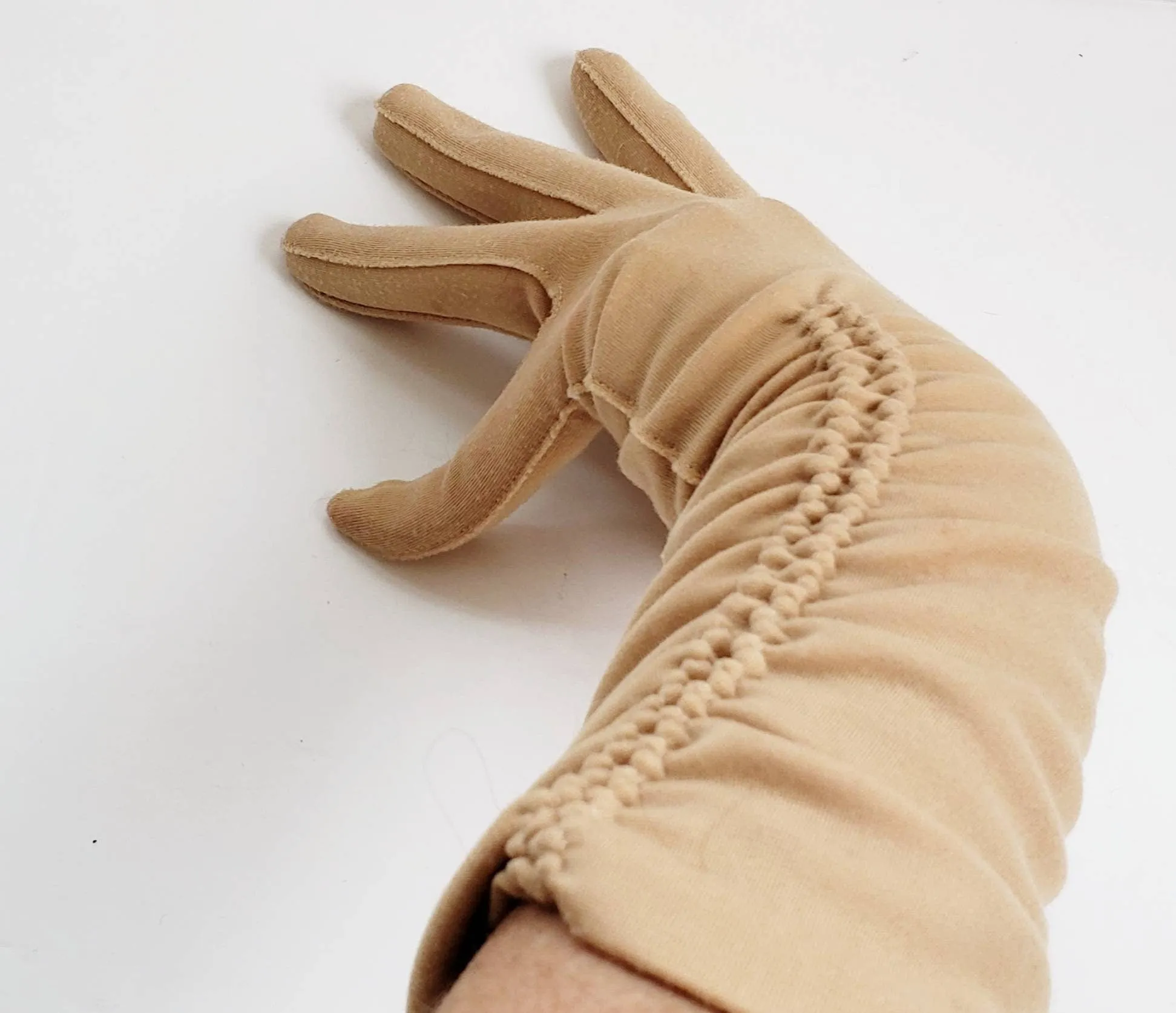 1950s Beige Gloves Ruched Elastic Design / 50s Three Quarters Length Day Gloves Light Tan / Jacqui