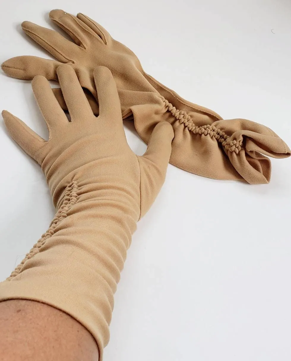 1950s Beige Gloves Ruched Elastic Design / 50s Three Quarters Length Day Gloves Light Tan / Jacqui