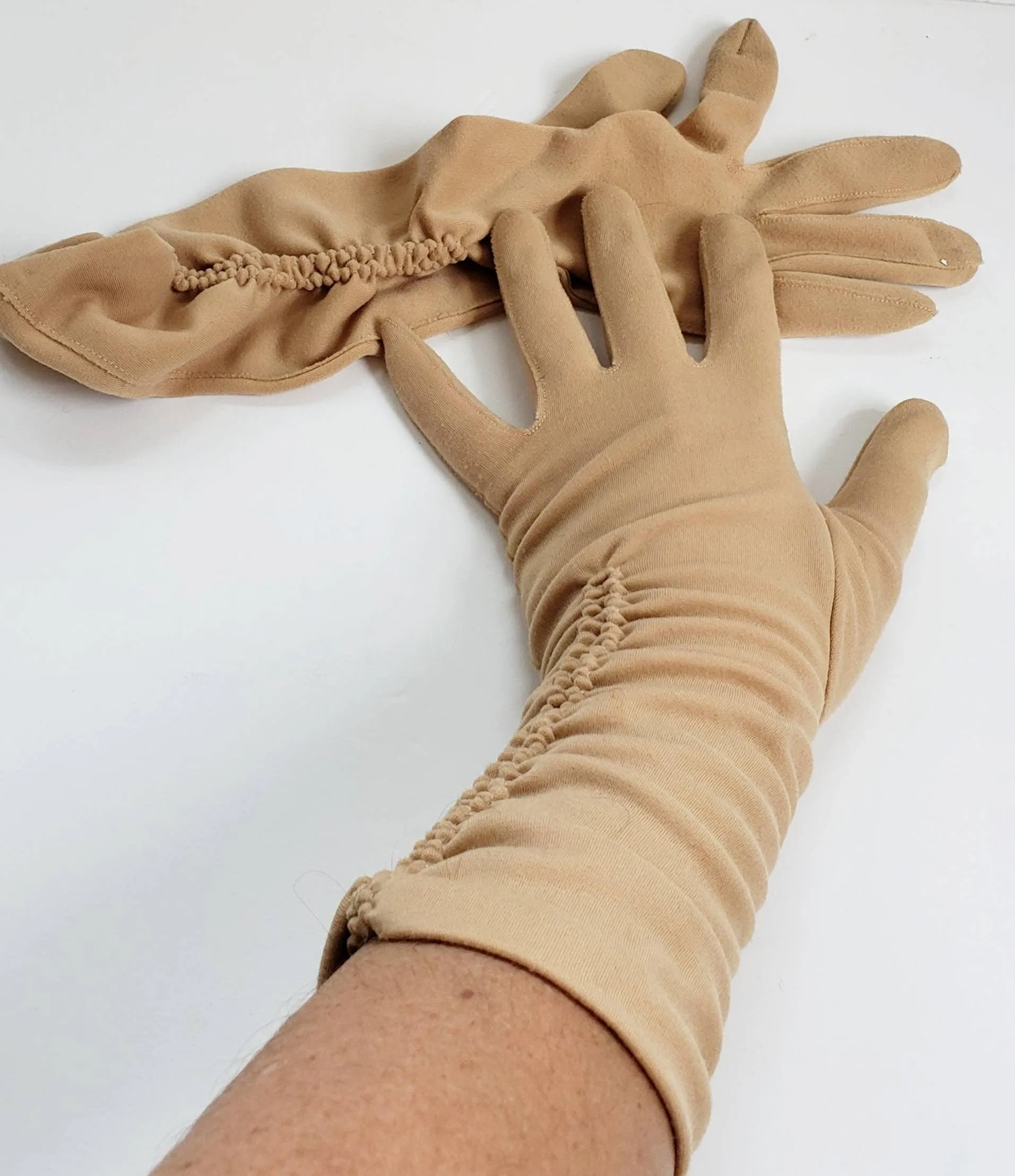 1950s Beige Gloves Ruched Elastic Design / 50s Three Quarters Length Day Gloves Light Tan / Jacqui