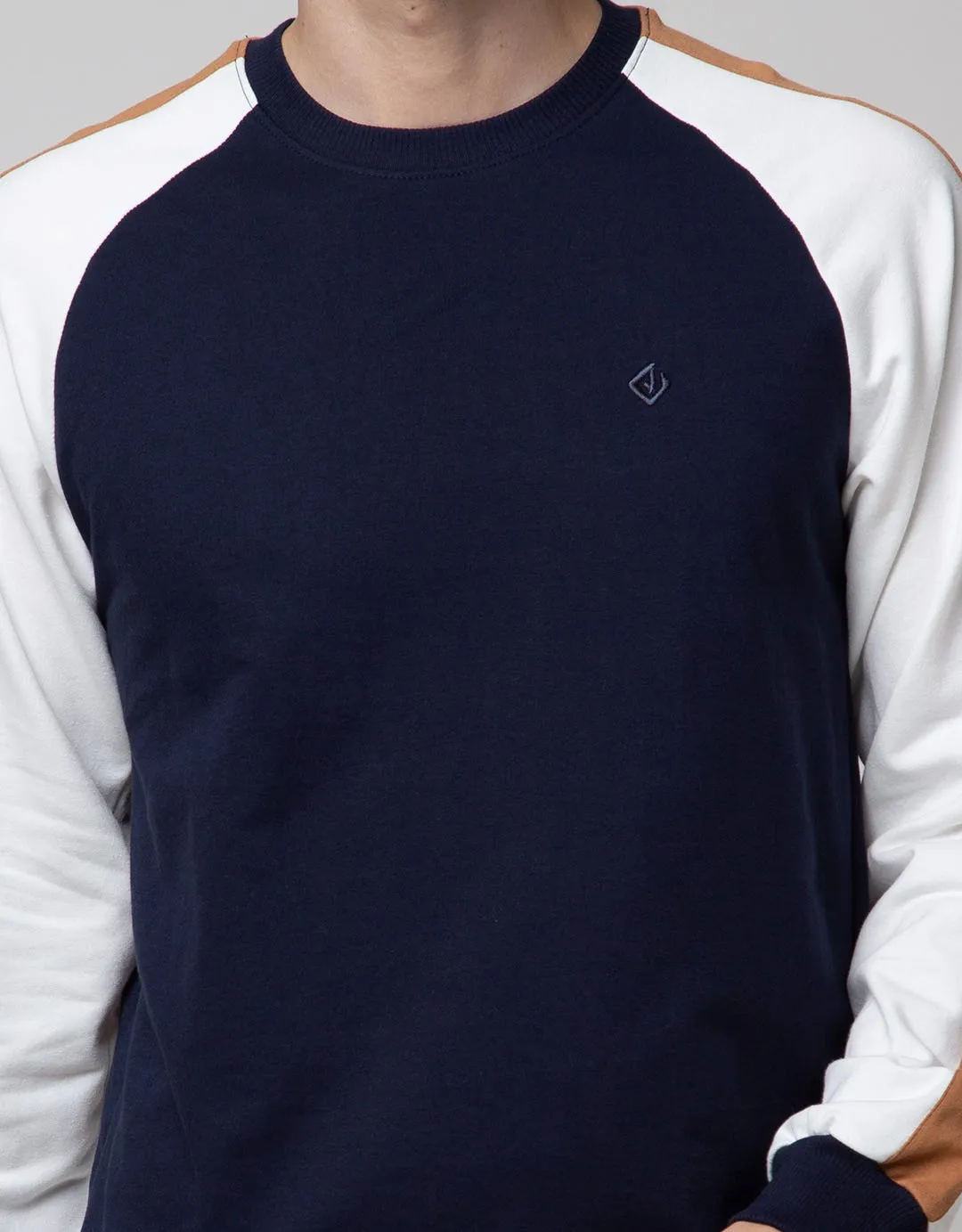 Details Jumper Long Sleeve Cut And Sewn On Sleeve