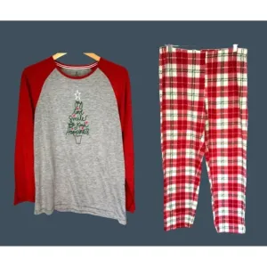 ED- CHRISTMAS PAJAMA SET LONG SLEEVE TOP SIZE MEDIUM WITH FLEECE BOTTOMS SIZE M