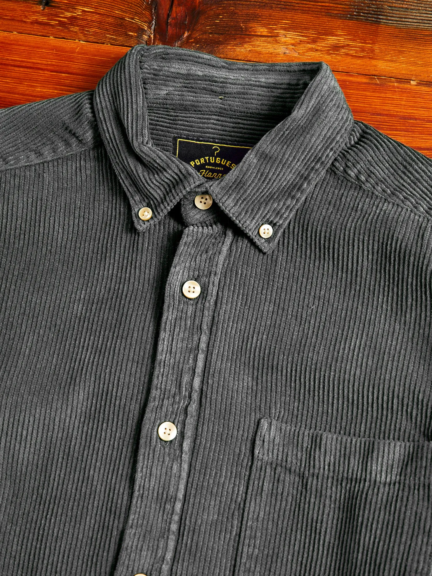 Lobo Button-Up Shirt in Anthracite