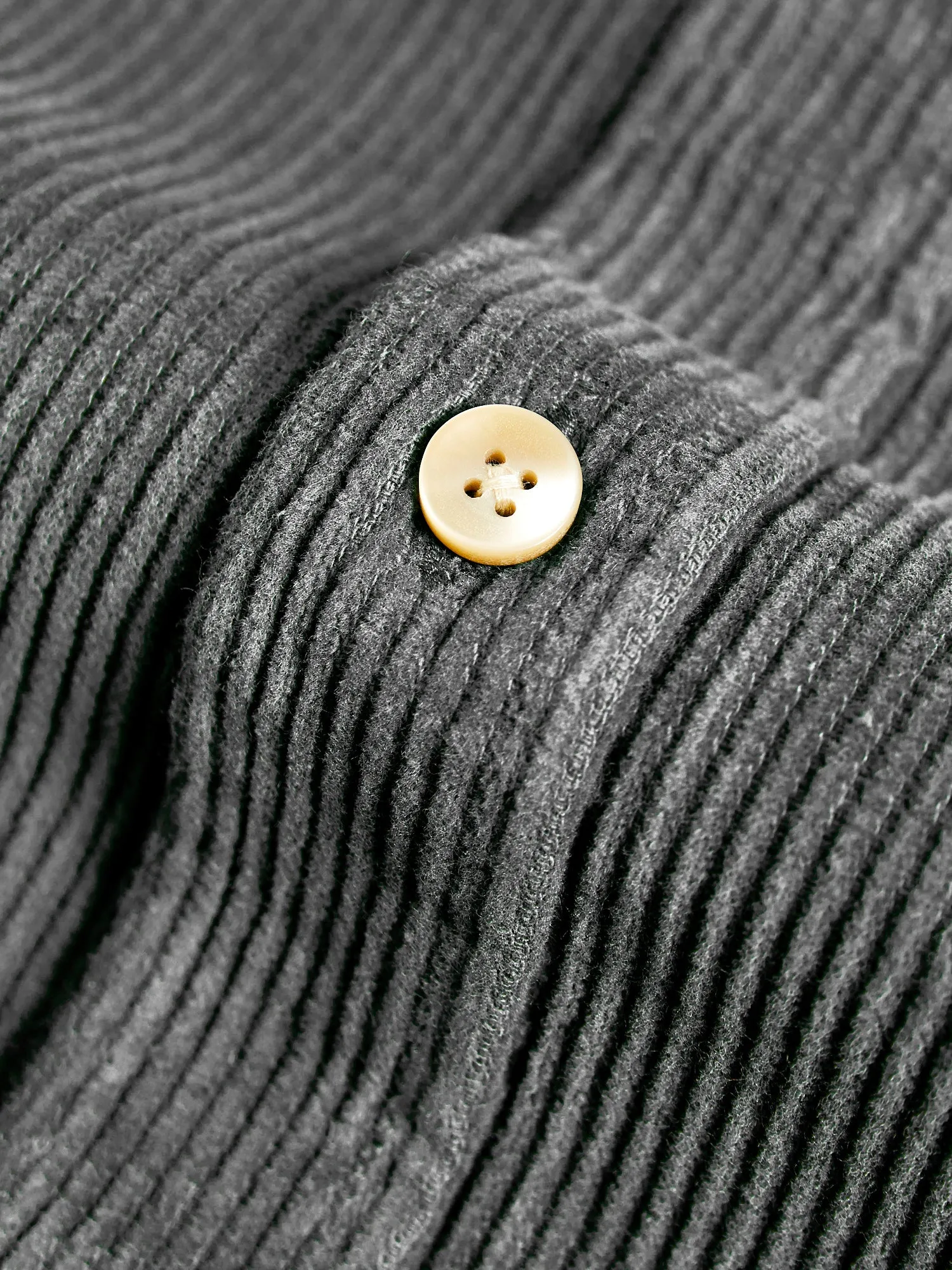 Lobo Button-Up Shirt in Anthracite