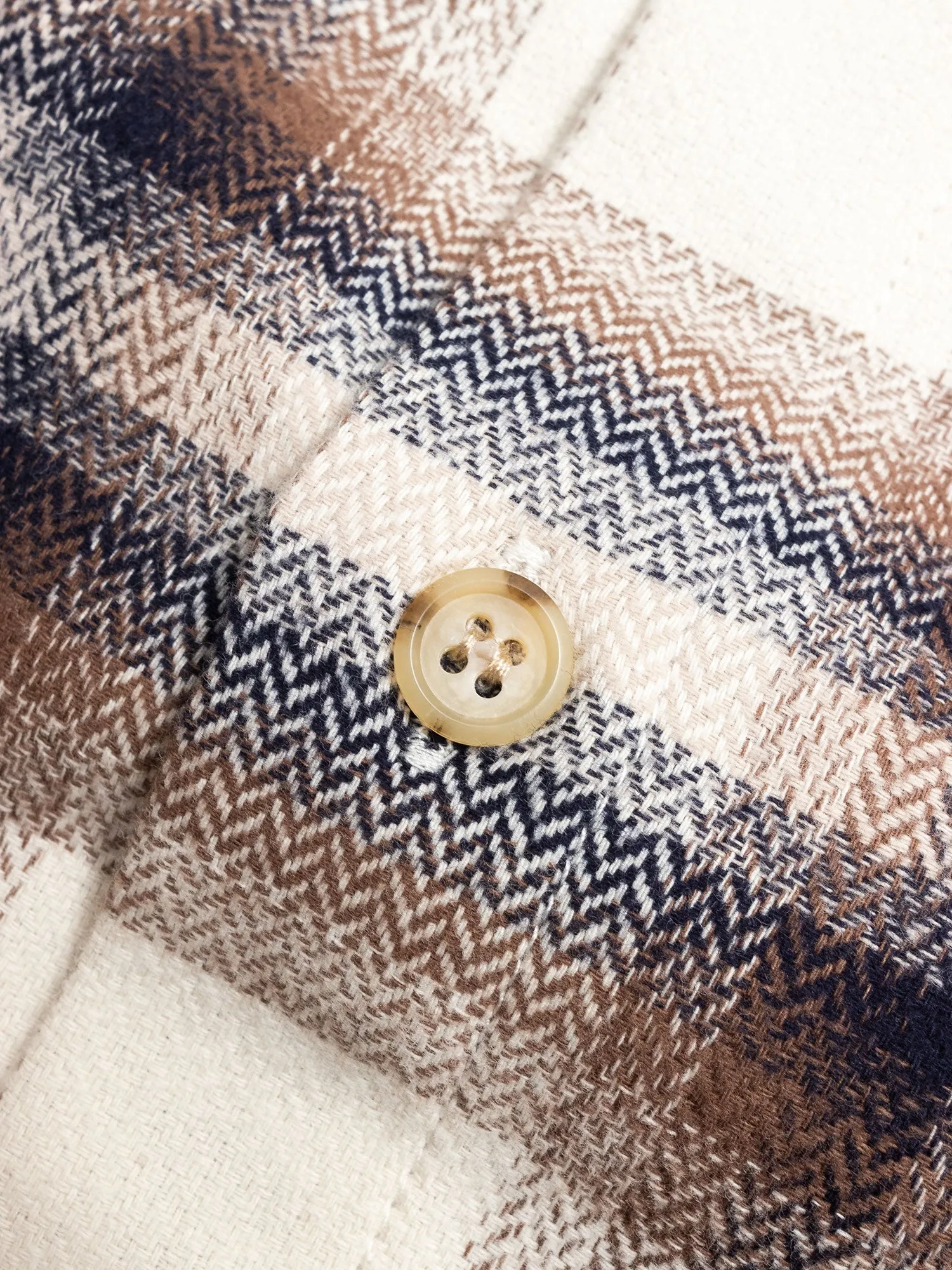 Sly Straight Hem Flannel in Natural x Navy