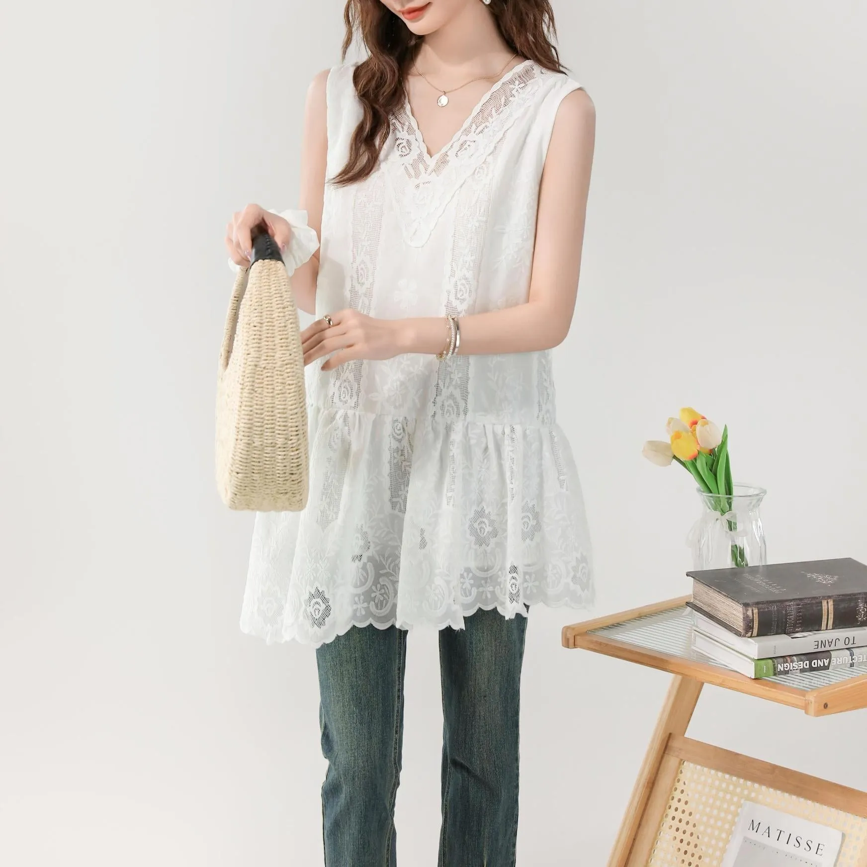 Stylish Women's Mini Summer Dress Featuring Broderie and V-neck Design