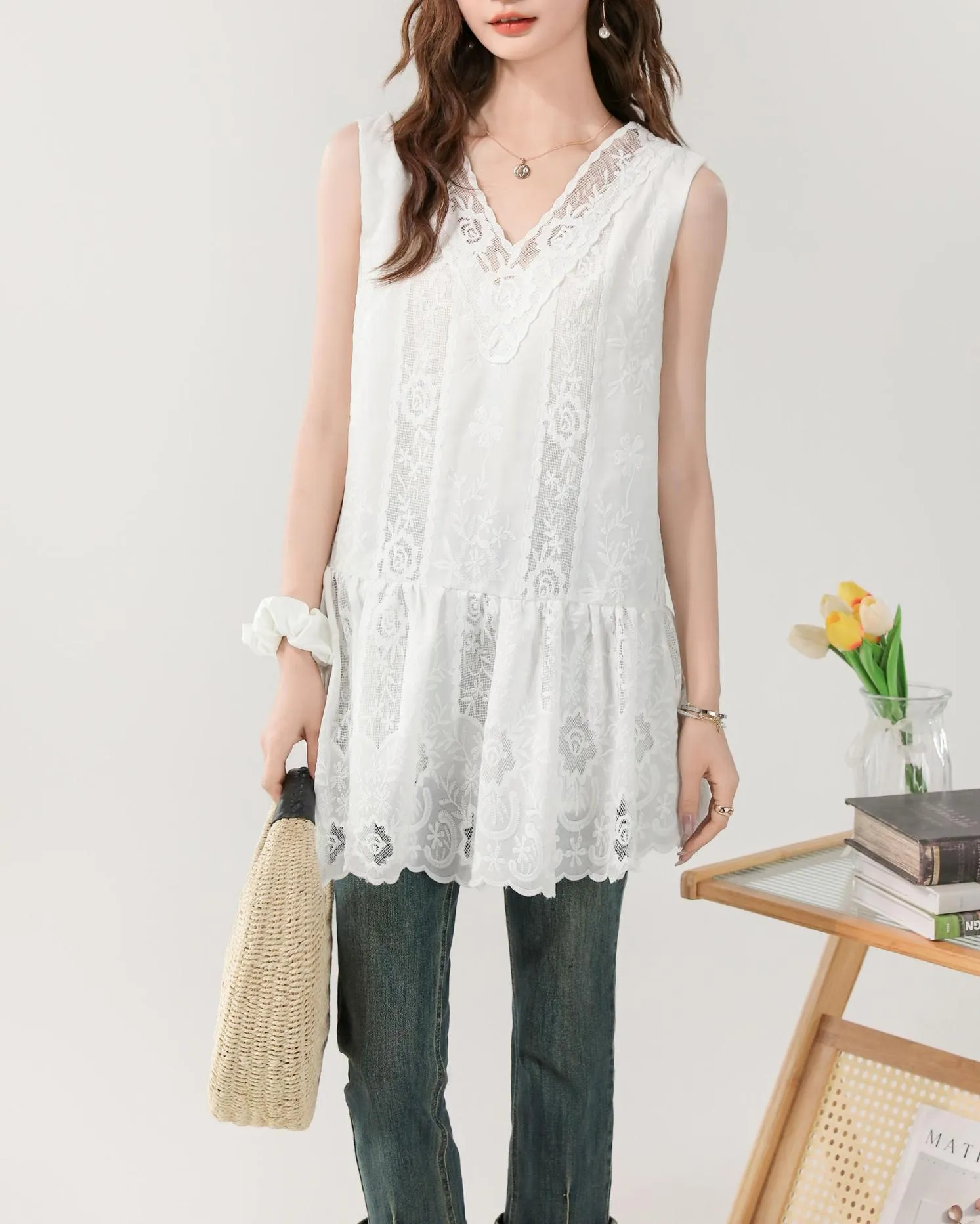 Stylish Women's Mini Summer Dress Featuring Broderie and V-neck Design