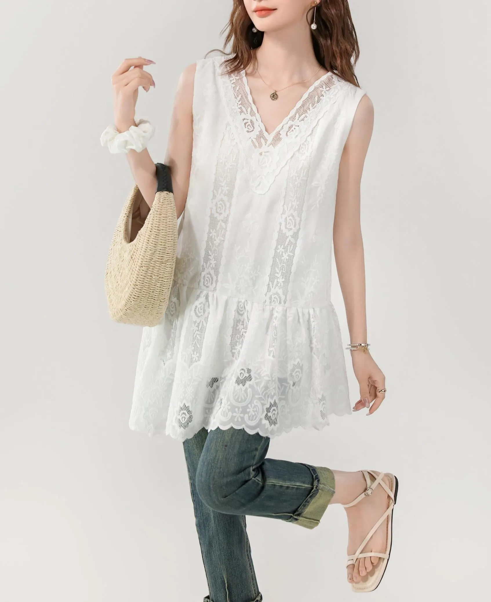 Stylish Women's Mini Summer Dress Featuring Broderie and V-neck Design